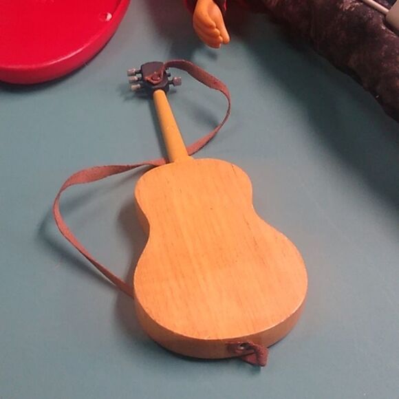 Elvis Presley Enterprise Inc. Red Display Stand, Guitar, Doll 1993 - Picture 6 of 10